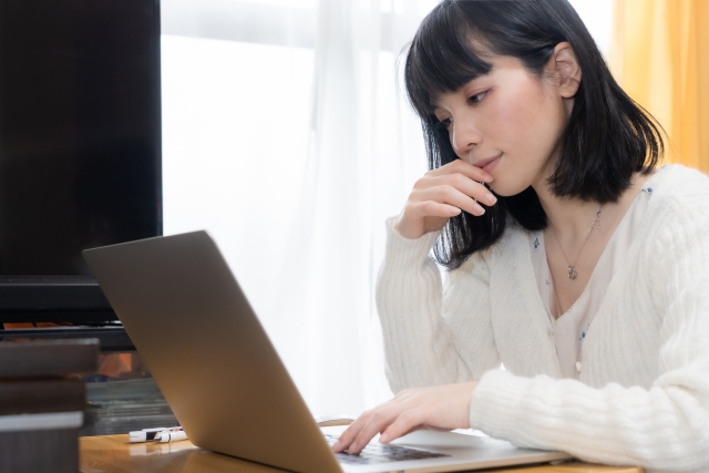 ワードプレスのブログでの集客に取り組む女性